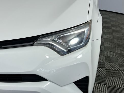 Used 2018 Toyota RAV4 LE FWD image 12