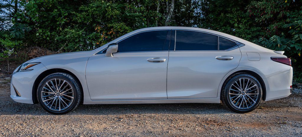 Used 2024 Lexus ES 300h w/ Premium Package FWD image 2