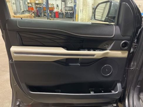 Used 2018 Ford Expedition Platinum image 11