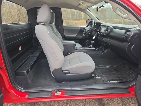 Used 2017 Toyota Tacoma SR image 14