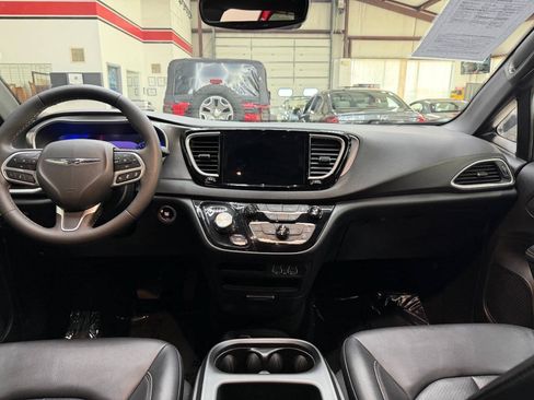 Used 2025 Chrysler Pacifica Select FWD image 19