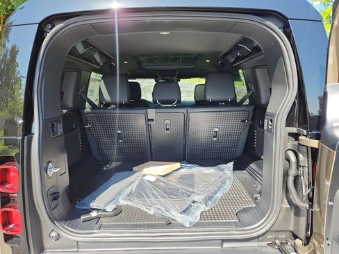 New 2025 Land Rover Defender 110 S image 13