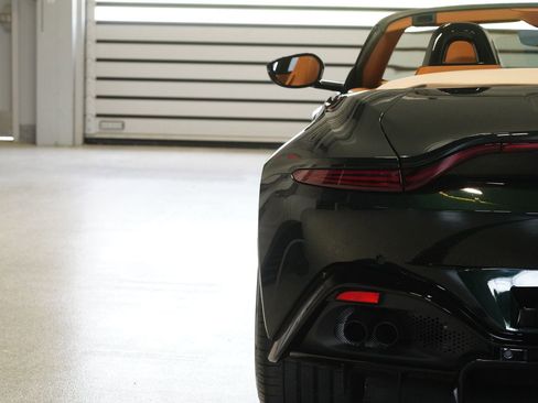 Used 2021 Aston Martin V8 Vantage Roadster RWD image 12