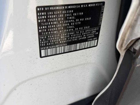 Used 2018 Volkswagen Tiguan SEL FWD image 17
