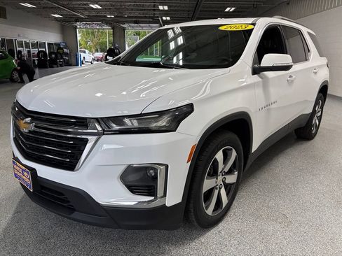 Used 2023 Chevrolet Traverse LT w/ LT Premium Package AWD/4WD image 3