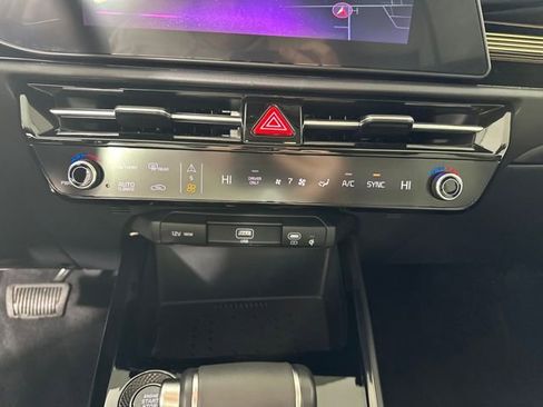 Used 2024 Kia Niro EX image 23