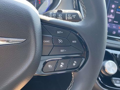 Used 2025 Chrysler Pacifica Limited FWD image 21