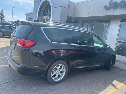 Used 2017 Chrysler Pacifica Touring-L Plus w/ Advanced Safetytec Group FWD image 8