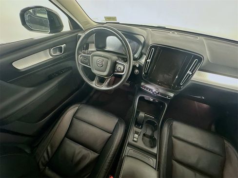 Used 2022 Volvo XC40 T4 Momentum image 9