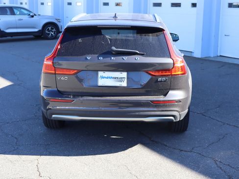Used 2025 Volvo V60 B5 Cross Country Plus image 9