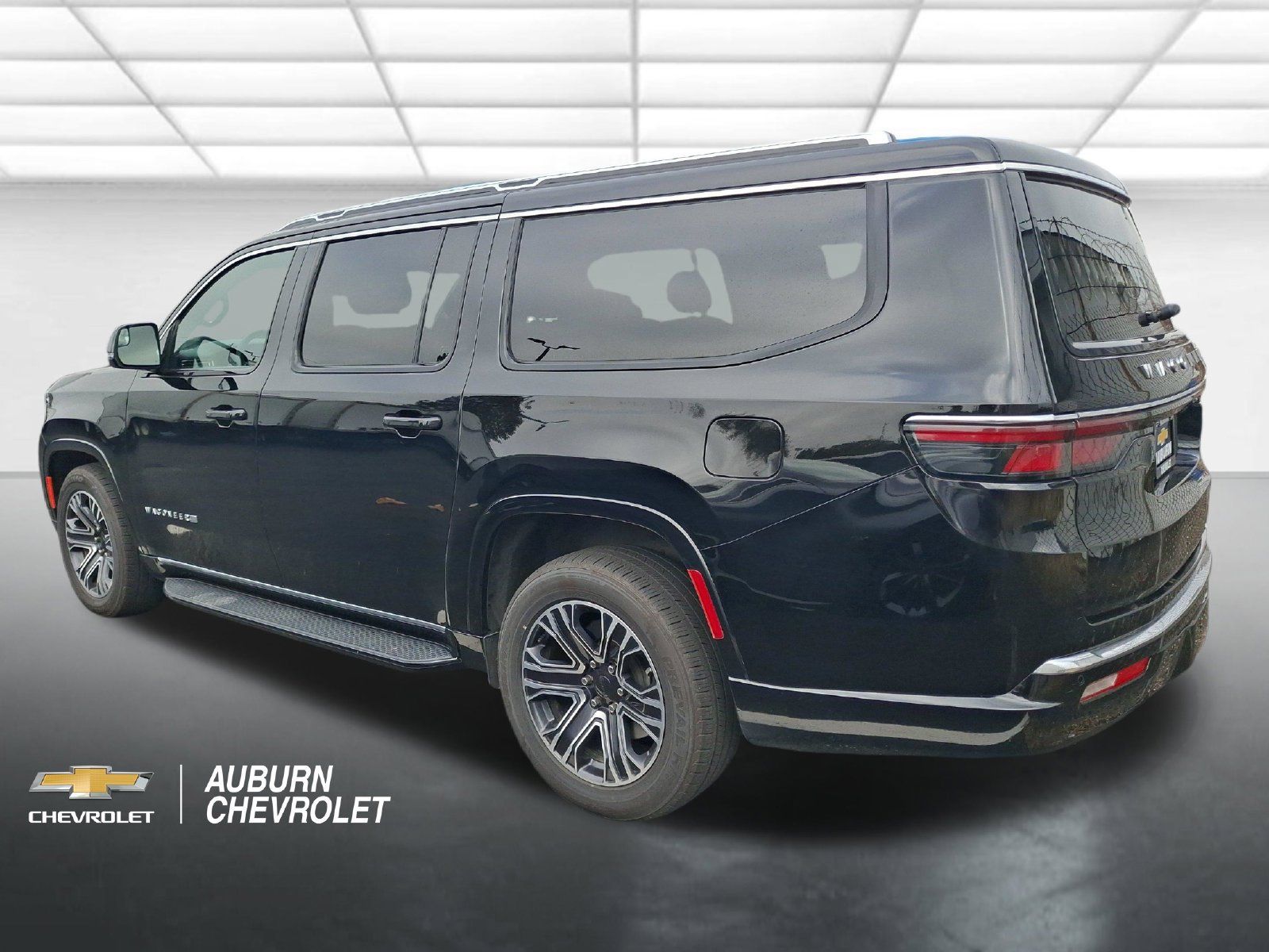 Used 2024 Jeep Wagoneer L Series II w/ Flexible Seating Group AWD/4WD image 2