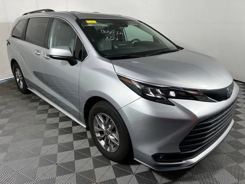 Used 2025 Toyota Sienna XLE FWD image 3