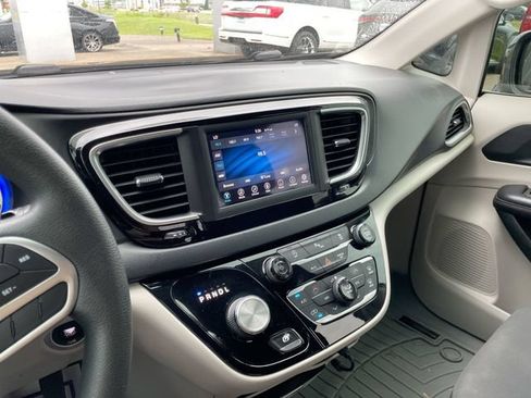 Used 2018 Chrysler Pacifica Touring Plus w/ Tire & Wheel Group FWD image 23