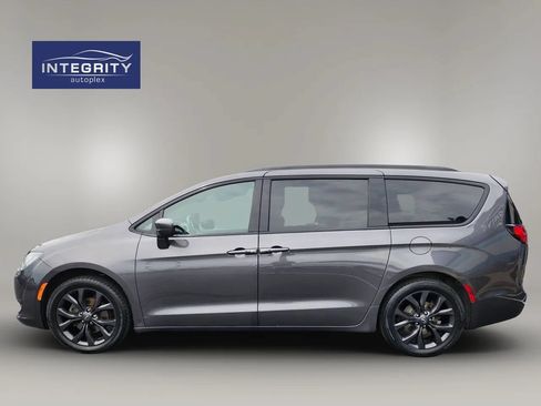 Used 2019 Chrysler Pacifica Touring-L Plus w/ S Appearance Package FWD image 2