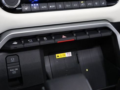 Used 2024 Toyota Sequoia Capstone AWD/4WD image 38