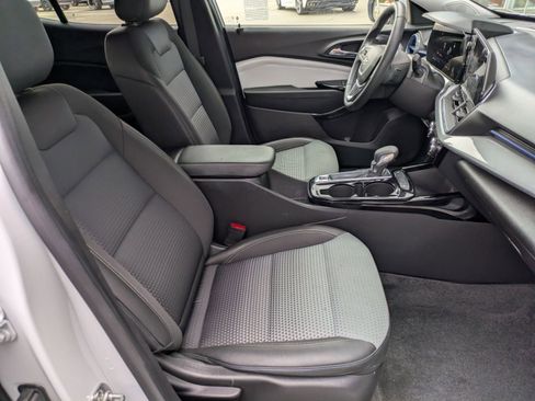 Used 2024 Chevrolet Trax LT w/ Driver Confidence Package FWD image 27