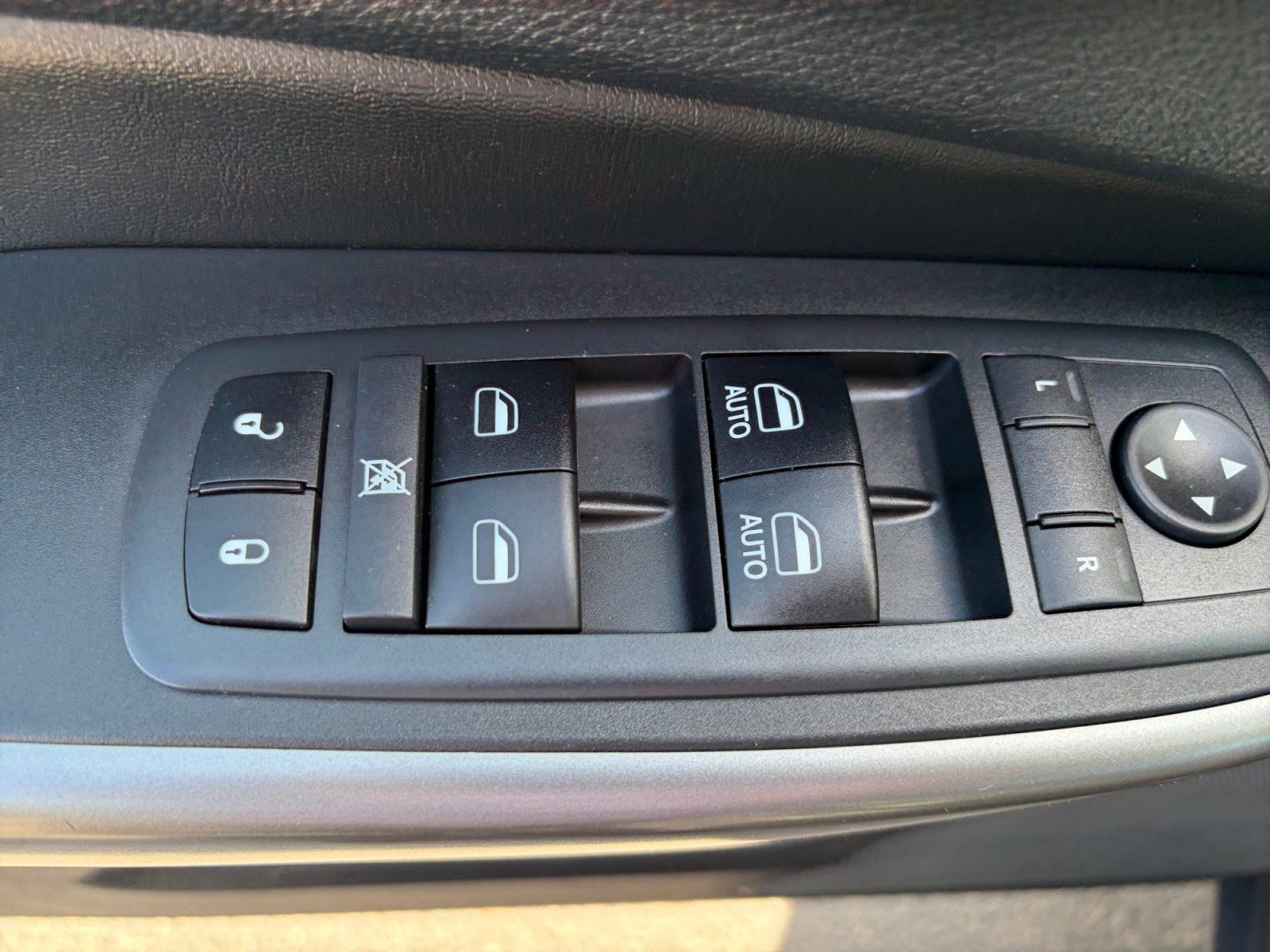 Used 2019 Jeep Cherokee Latitude Plus w/ Cold Weather Group AWD/4WD image 13