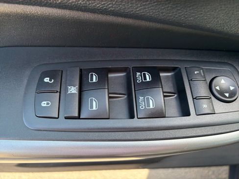 Used 2019 Jeep Cherokee Latitude Plus w/ Cold Weather Group AWD/4WD image 13