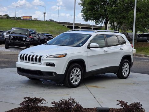 Used 2018 Jeep Cherokee Latitude Plus w/ Comfort/Convenience Group FWD image 7