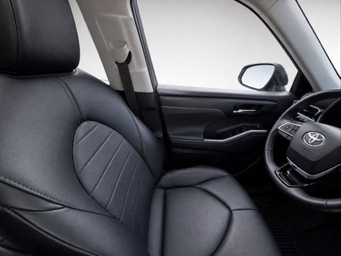 Used 2020 Toyota Highlander XLE AWD/4WD image 18