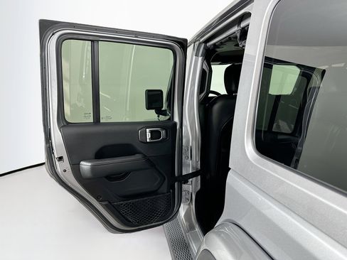 Used 2018 Jeep Wrangler Unlimited Sahara image 25