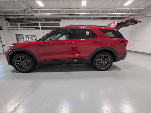 Used 2025 Ford Explorer ST-Line w/ ST-Line Street Pack AWD/4WD image 12