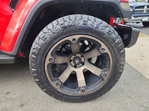 Used 2019 Jeep Wrangler Unlimited Sahara AWD/4WD image 18