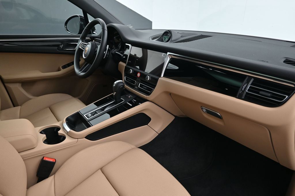 Used 2026 Porsche Macan AWD/4WD image 14