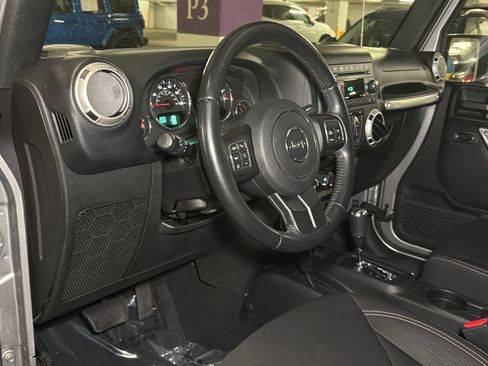 Used 2018 Jeep Wrangler Unlimited Sahara w/ Connectivity Group AWD/4WD image 16