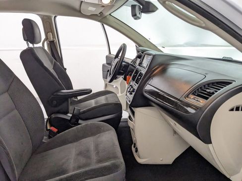 Used 2019 Dodge Grand Caravan SE FWD image 23