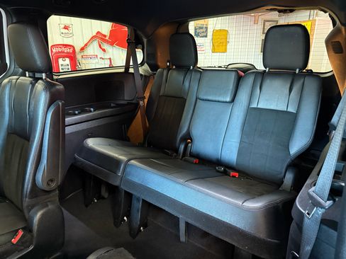 Used 2019 Dodge Grand Caravan SXT image 18