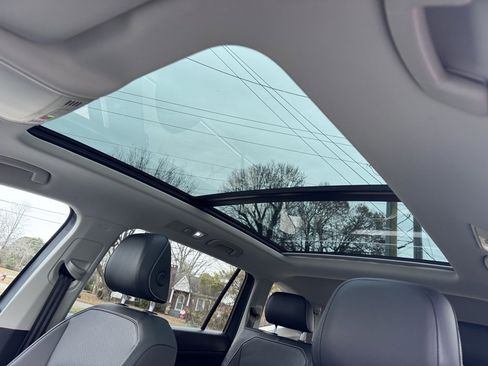 Used 2021 Volkswagen Tiguan SE w/ Panoramic Sunroof Package image 10