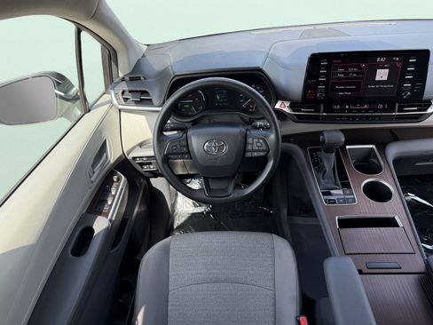 Used 2024 Toyota Sienna LE image 56