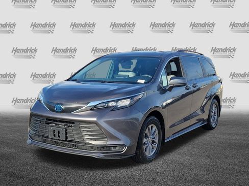 Used 2025 Toyota Sienna LE w/ LE Plus Package AWD/4WD image 3