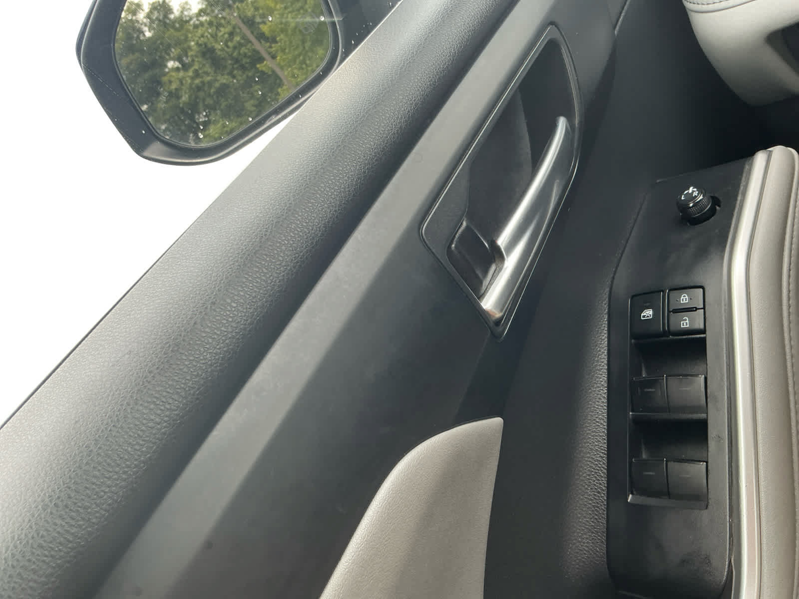 Used 2021 Toyota Highlander XLE AWD/4WD image 17
