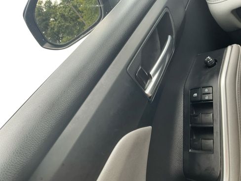 Used 2021 Toyota Highlander XLE AWD/4WD image 17