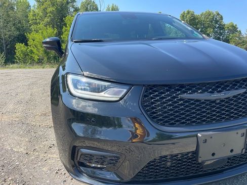Used 2023 Chrysler Pacifica Limited w/ Uconnect Theater Family Group FWD image 29