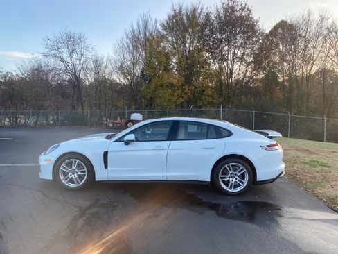 Used 2022 Porsche Panamera image 2
