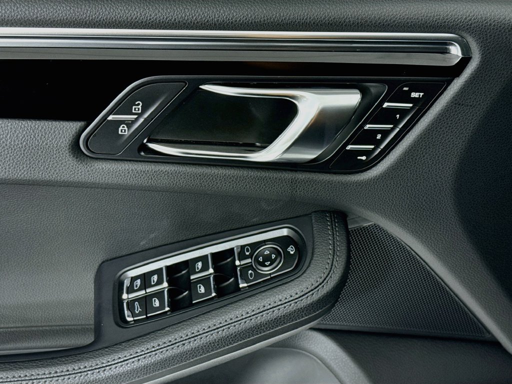 Certified 2025 Porsche Macan AWD/4WD image 11