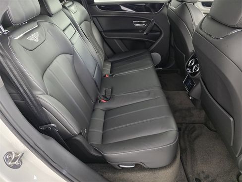 Used 2019 Bentley Bentayga image 29
