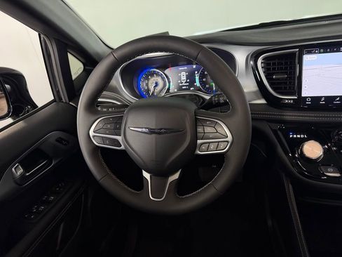 Certified 2026 Chrysler Pacifica Limited FWD image 13