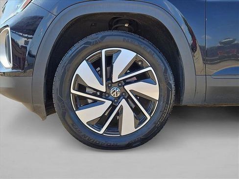 Used 2025 Volkswagen Atlas SE FWD image 24