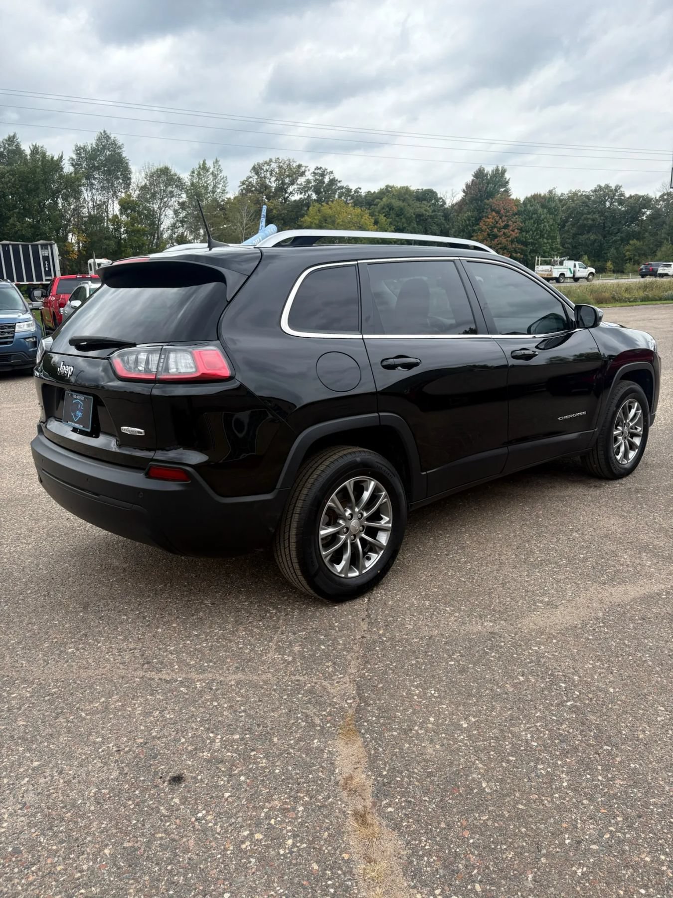 Used 2019 Jeep Cherokee Latitude Plus AWD/4WD image 5
