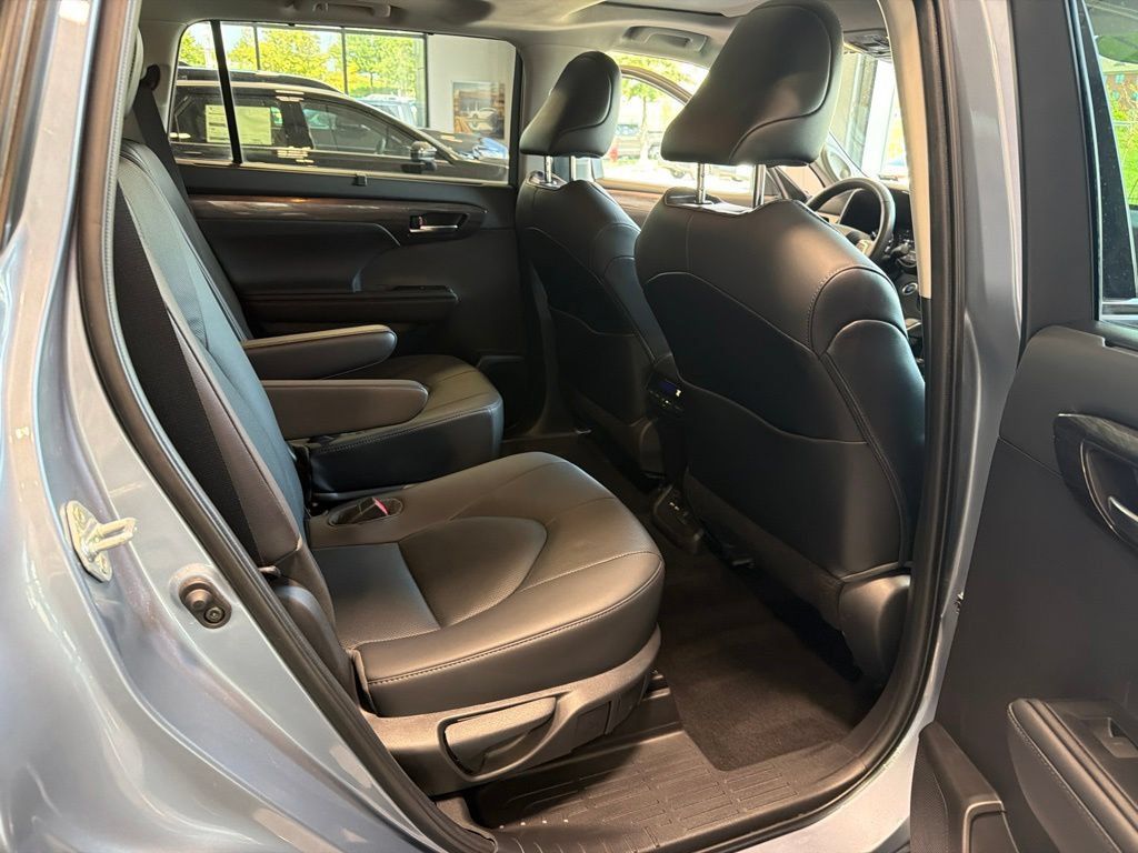 Used 2021 Toyota Highlander Limited AWD/4WD image 12