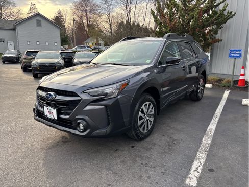 Used 2025 Subaru Outback Premium image 8