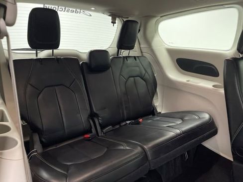 Used 2023 Chrysler Pacifica Touring-L image 34
