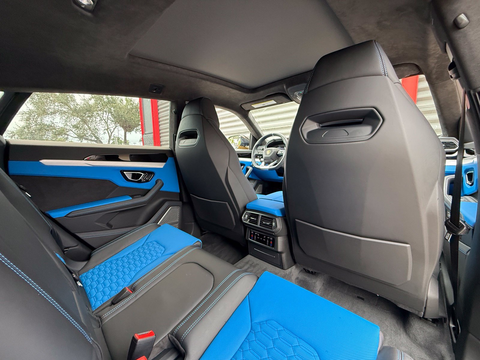 Used 2021 Lamborghini Urus AWD/4WD image 44