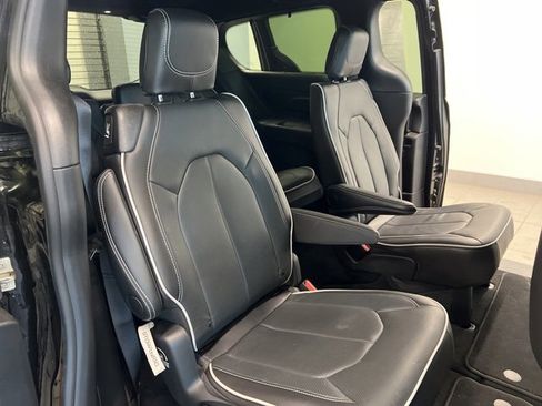 Used 2024 Chrysler Pacifica Limited w/ S Appearance Package image 21