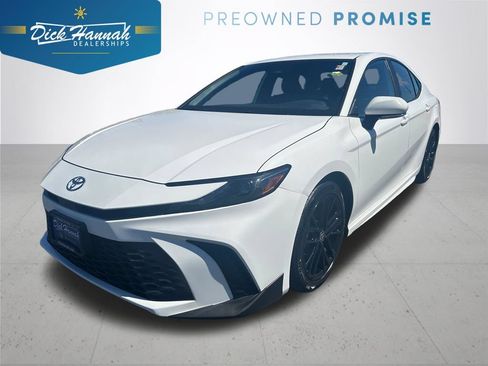 Used 2025 Toyota Camry SE FWD image 1