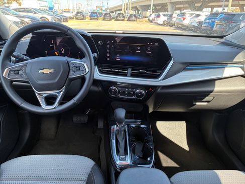 Used 2025 Chevrolet Trax LT w/ LT Convenience Package image 26